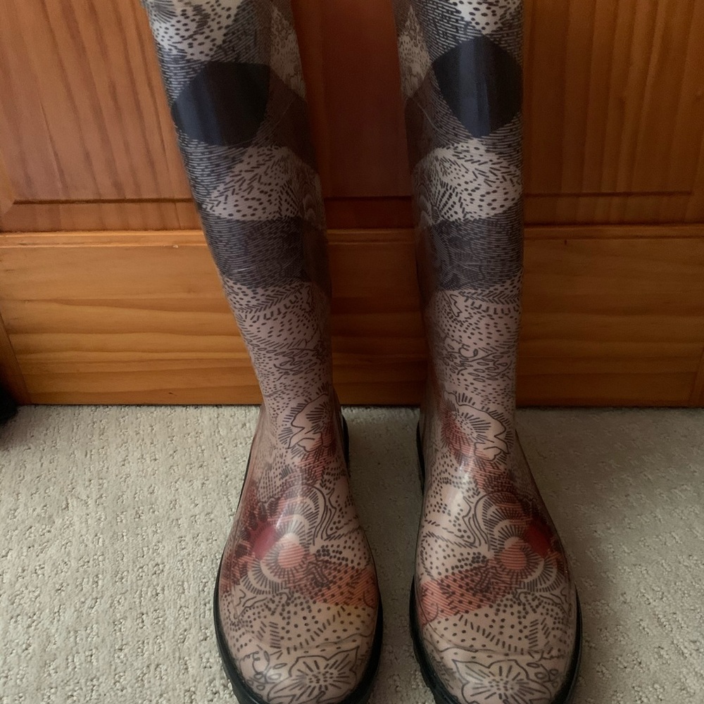 Burberry Rain Boots! Excellent condition! - Picture 2 of 9